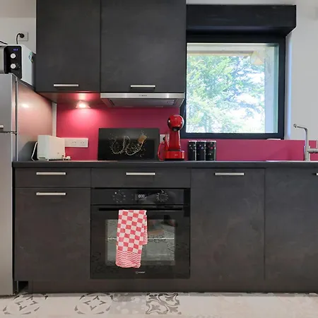 Charming Cocoon Pool And Jacuzzi *