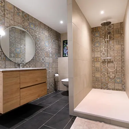 Charming Cocoon Pool And Jacuzzi