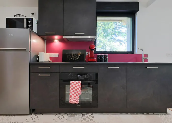 Charming Cocoon Pool And Jacuzzi *