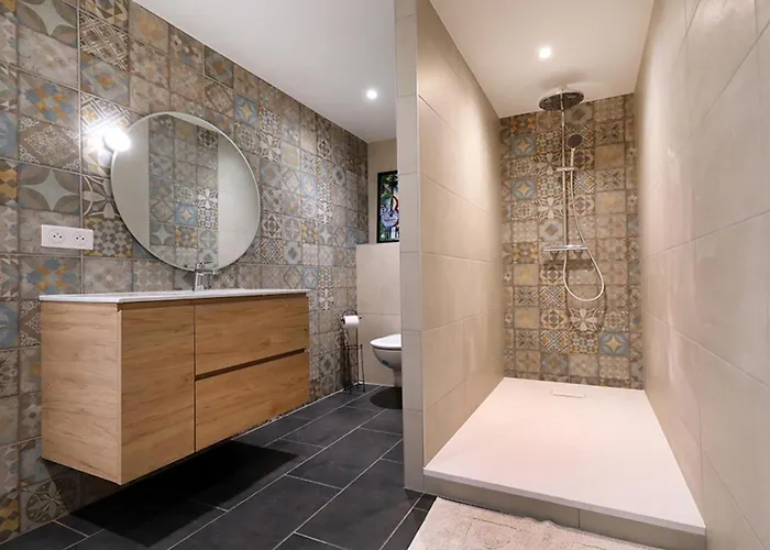 Charming Cocoon Pool And Jacuzzi